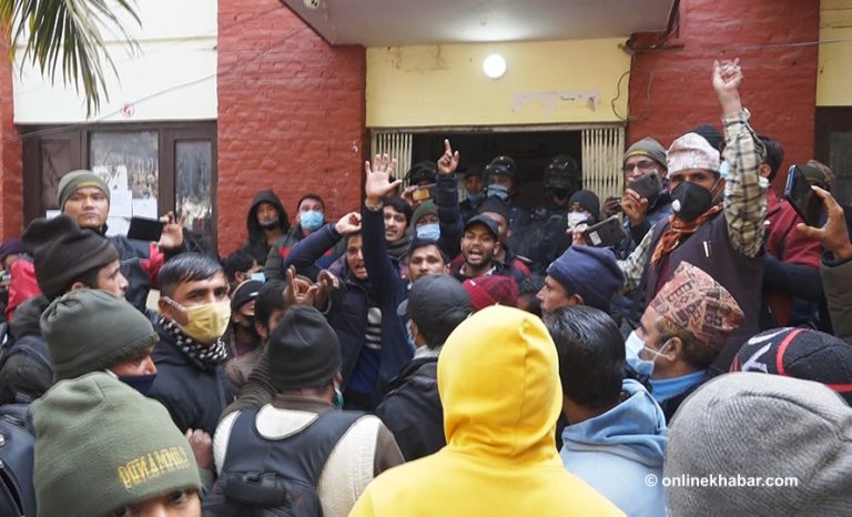 सुर्खेत मालपोत कार्यालयमा सेवाग्राहीको प्रर्दशन