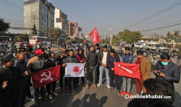 अनेरास्ववियूले प्रतिगमनलाई जुत्ता हान्ने, शंख जुलुससहित बालुवाटार घेर्ने