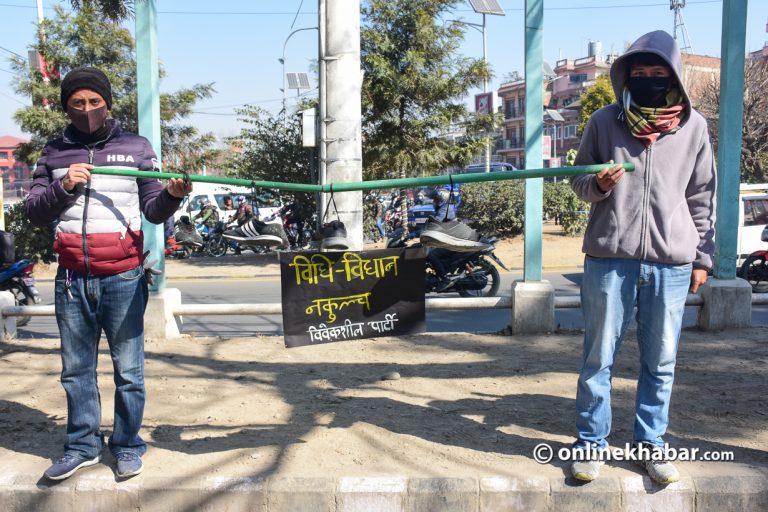 माइतीघरमा विवेकशीलले गर्‍यो जुत्ता झुण्ड्याएर प्रदर्शन (फोटो फिचर)