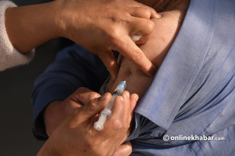 ज्येष्ठ नागरिकलाई आजदेखि कोभिसिल्डको डोज