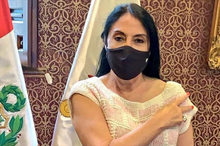 मापदण्ड मिचेर कोरोना खोप लगाएपछि पेरुकी विदेशमन्त्रीको पद गुम्यो