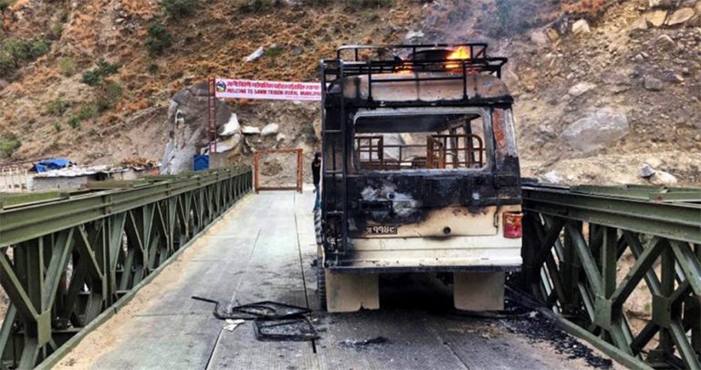 बालकको मृत्यु भएपछि गाउँलेले गाडी जलाए