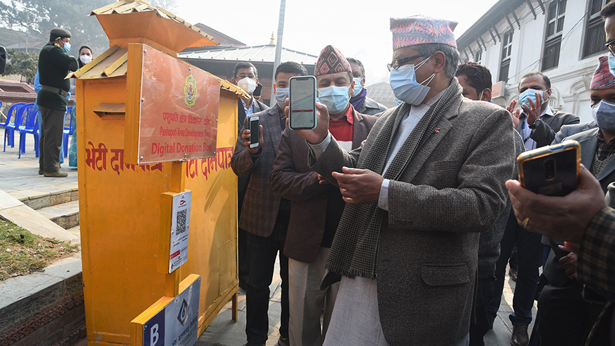 पशुपतिनाथमा बैंक अफ काठमाण्डू लिमिटेडको डिजिटल दान पेटिका