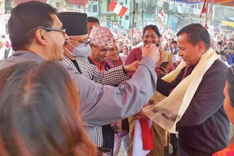 पूर्वएसपी उप्रेती नेपाली कांग्रेसमा प्रवेश