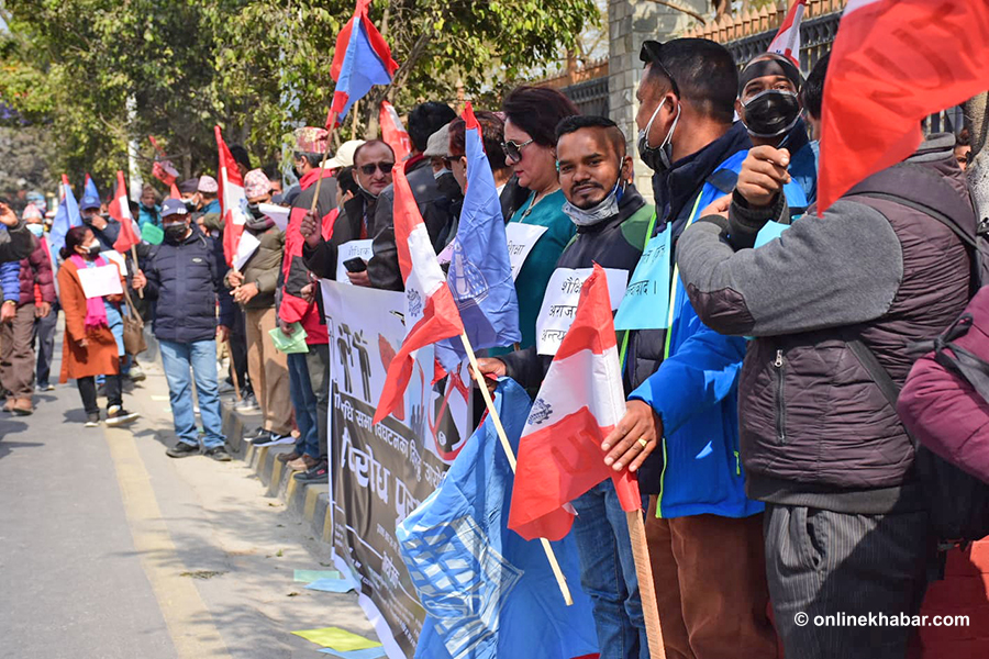 संसद विघटनविरुद्ध पेसाकर्मीको मौन प्रदर्शन (फोटो फिचर)
