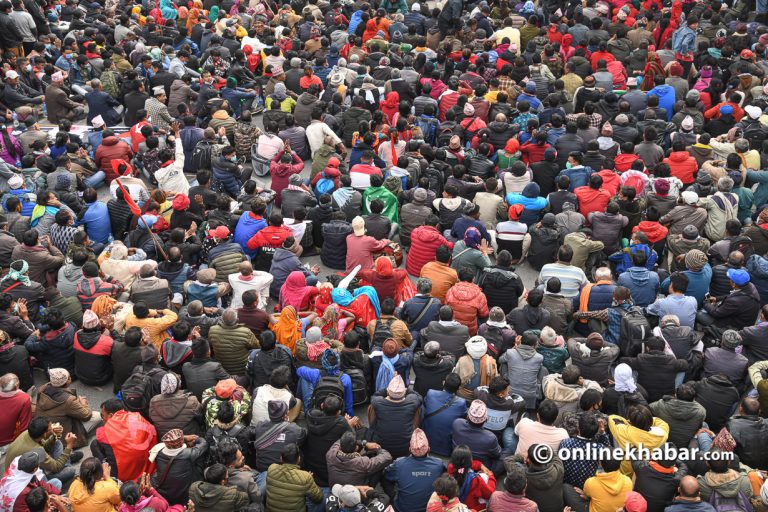 प्रचण्ड-माधव समूहले मानव साङ्लो बनाएर टुँडिखेल घेर्दै