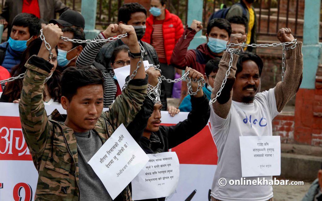 हातमा साङ्लो बाँधेर प्रदर्शनमा उत्रिए स्रष्टाहरु (फोटो फिचर)