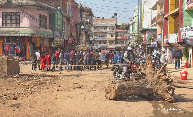 धुलाम्ये भएपछि वीरेन्द्रनगरका वासिन्दाले बन्द गराए सडक