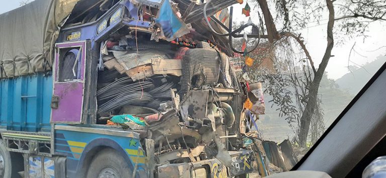७० हजार ट्रकलाई पार्किङ क्षेत्र छैन, रोकेकै ठाउँमा श्रृंखलाबद्ध दुर्घटना