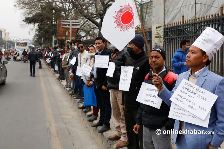 टुँडिखेलमा प्रचण्ड–माधव समूहको मानव साङ्लो