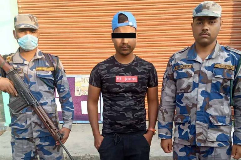 चाँदीसहित एकजना भारतीय नागरिक पक्राउ