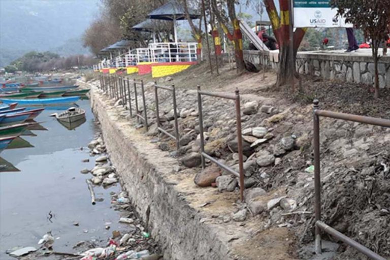 फेवाताल किनारमा रेलिङ नराख्न अधिकारकर्मीको माग   