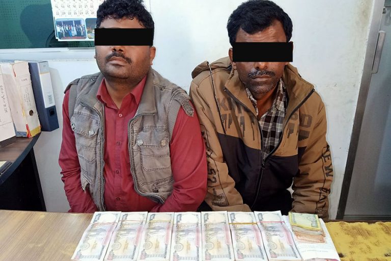 स्रोत नखुलेको ७ लाख रुपैयाँसहित दुई भारतीय पक्राउ
