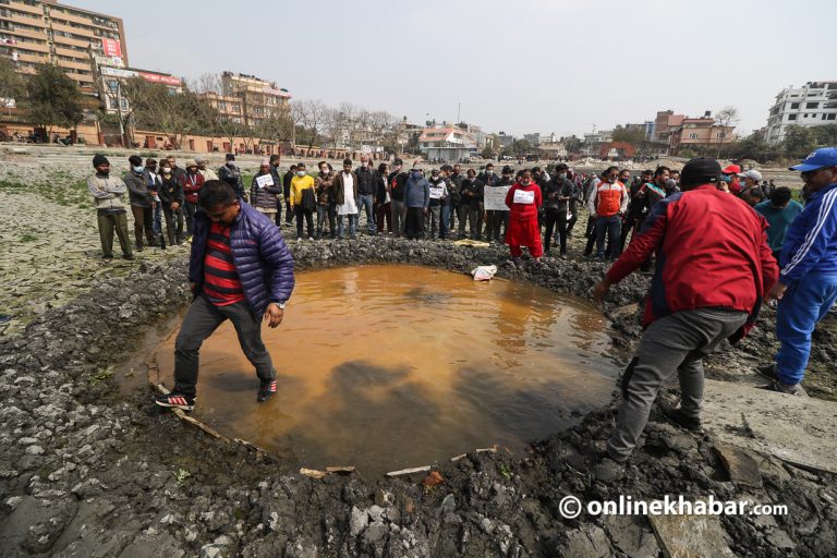 कमलपोखरीमा नागरिक आन्दोलन : सिमेन्टको संरचना भत्काइयो