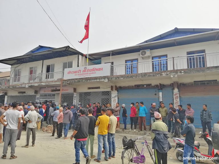 क्रसर उद्योगले गाउँ नै जोखिममा परेपछि केराबारीमा प्रदर्शन