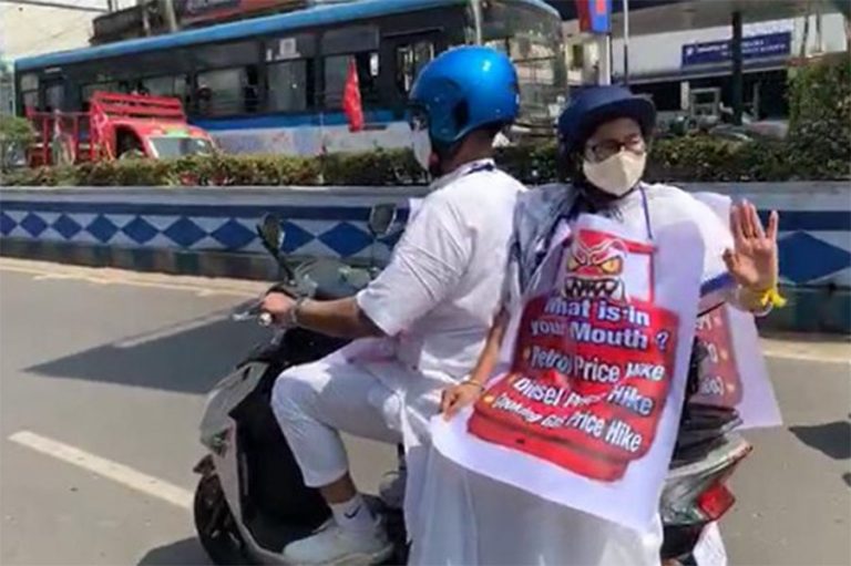 इन्धनको मूल्यवृद्धिको विरोधमा विद्युतीय स्कुटर चढेर कार्यालय पुगिन् ममता बनर्जी
