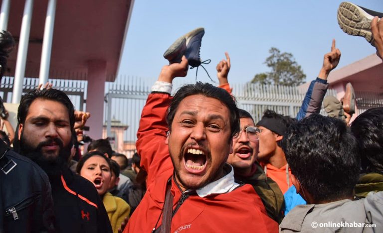 नारायणहिटी अगाडि ‘प्रतिगमन’लाई जुत्ता प्रहार