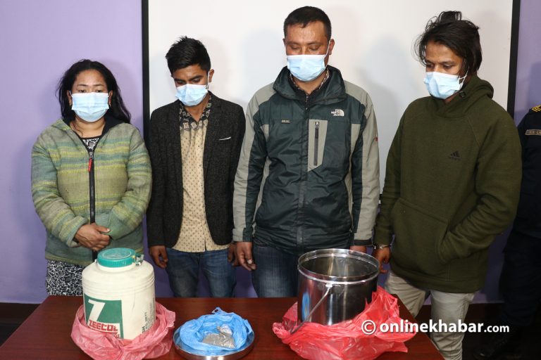 प्रहरीले बरामद गरेको वस्तु अप्रशोधित युरेनियम