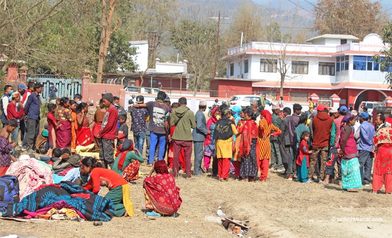गाडीभाडा नपाएपछि सुर्खेतमै रोकिए वादी समुदाय