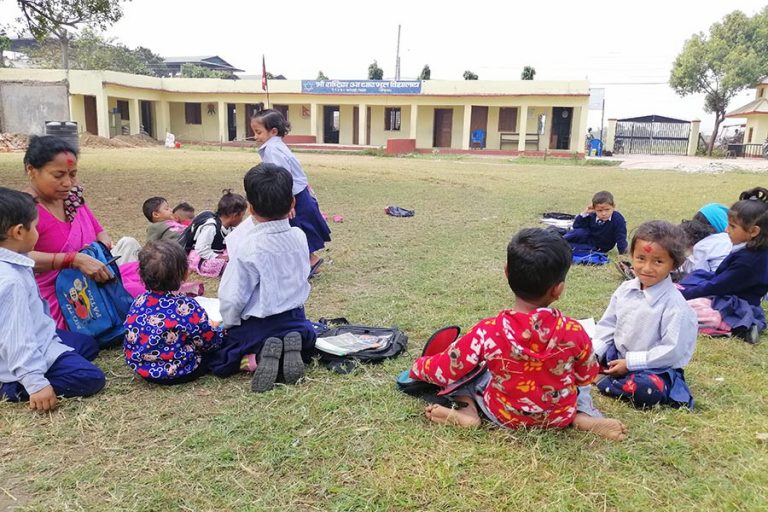 विद्यालय भवन अभावमा भुइँमा बसेर पढ्न बाध्य