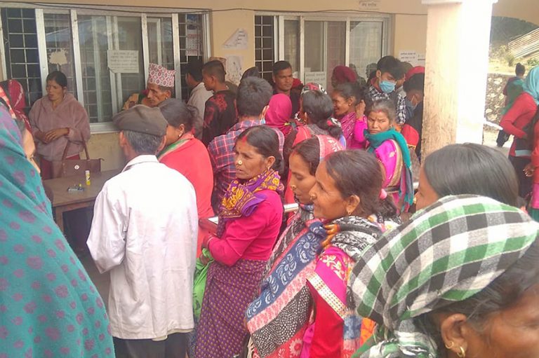 नागरिकताको प्रतिलिपि लिनेको भिड