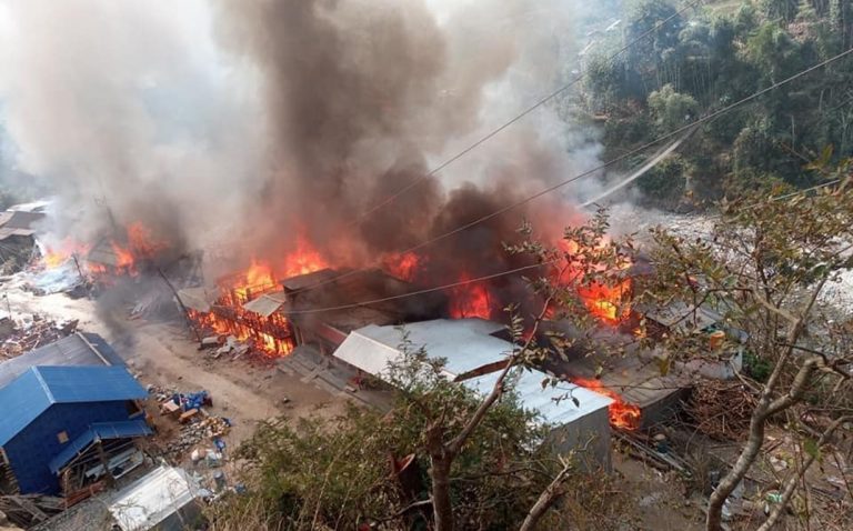 ताप्लेजुङको दोभान बजारमा भीषण आगलागी, ४० बढी घर जले