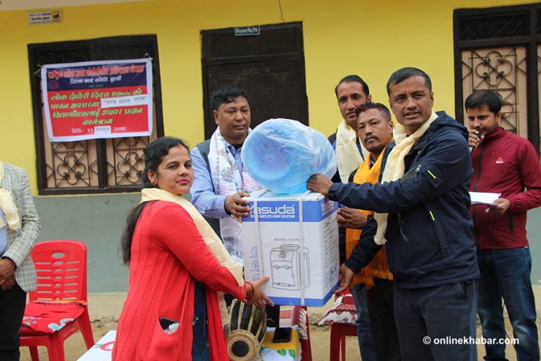 लोक दोहोरी प्रतिष्ठान गुल्मीद्वारा विद्यालयलाई सहयोग