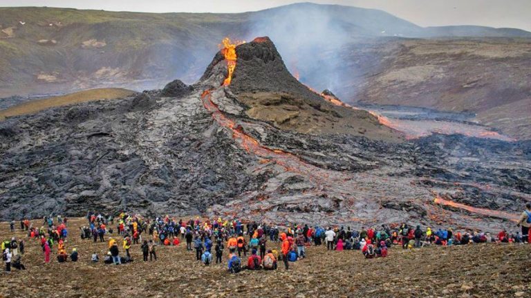 आइसल्याण्डमा ज्वालामुखी अझै रोकिएन, घरबाहिर ननिस्कन आग्रह