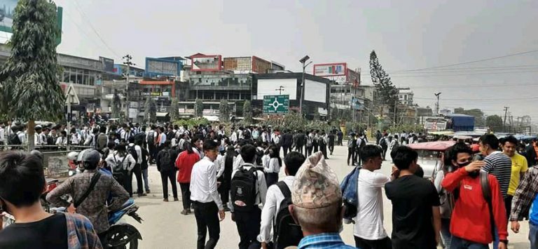 लकडाउनको समयमा समेत शुल्क असुलेको भन्दै विद्यार्थी आन्दोलित