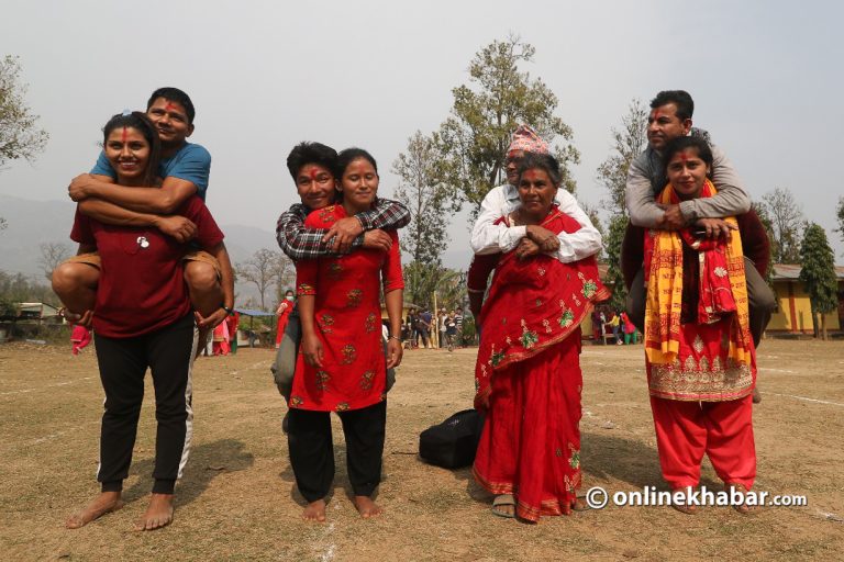 श्रीमानलाई बोकेर दौड प्रतियोगिता (फोटो फिचर)