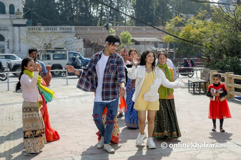 सिंहदरबार अगाडि अनमोल र सुहानाको डान्स(फोटो फिचरसहित)