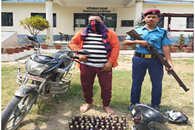 मोटरसाइकलको ट्यांकीभित्र लागुऔषध, चालक पक्राउ