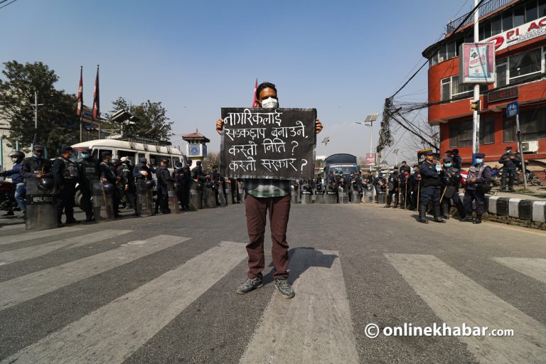 सडक विस्तारको विरोधमा माइतीघरमा प्रदर्शन