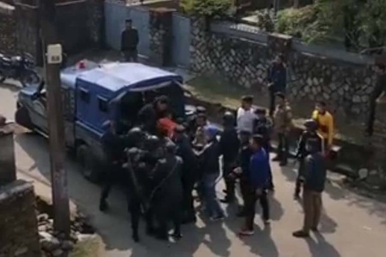 प्रधानमन्त्रीलाई कालो झण्डा देखाउन खोज्ने नेविसंघका ५ कार्यकर्ता पक्राउ  
