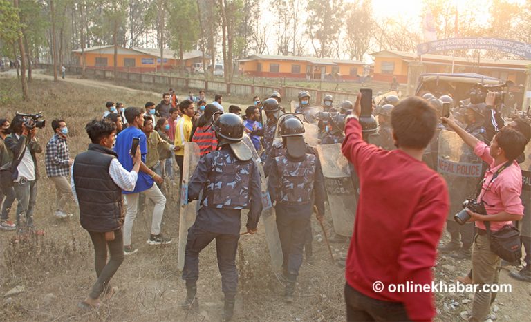 मध्यपश्चिमाञ्चल विश्वविद्यालयमा प्रहरी र विद्यार्थीबीच झडप