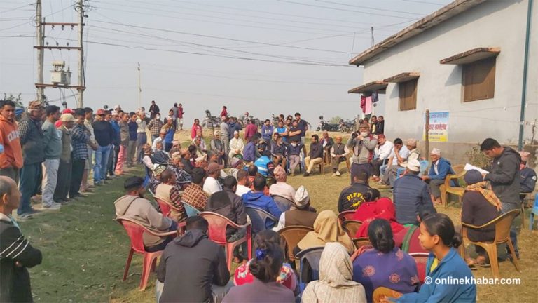 अर्थमन्त्रीले औद्योगिक क्षेत्रको शिलान्यास गर्ने मञ्च स्थानीयले भत्काइदिए
