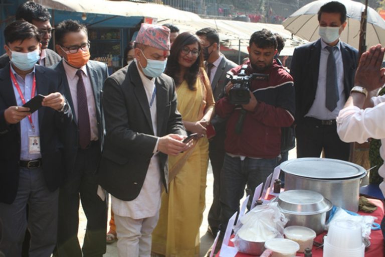 दक्षिणकाली मन्दिर परिसरमा सनराइजको क्यूआर कोड सेवा