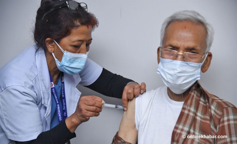 ज्येष्ठ नागरिकलाई कोरोनाविरुद्धको खोप (फोटो फिचर)
