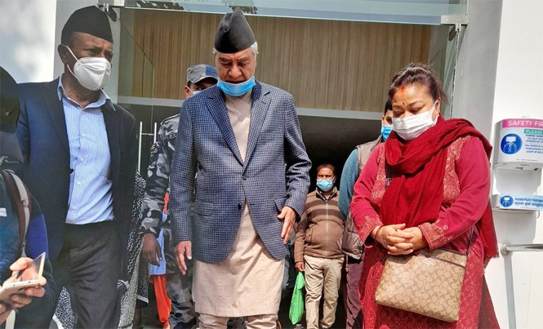 जोशीको अवस्था बुझ्न अस्पताल पुगे देउवा