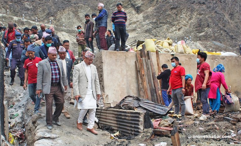 ताप्लेजुङको आगलागी क्षेत्रमा पुगे मुख्यमन्त्री राई