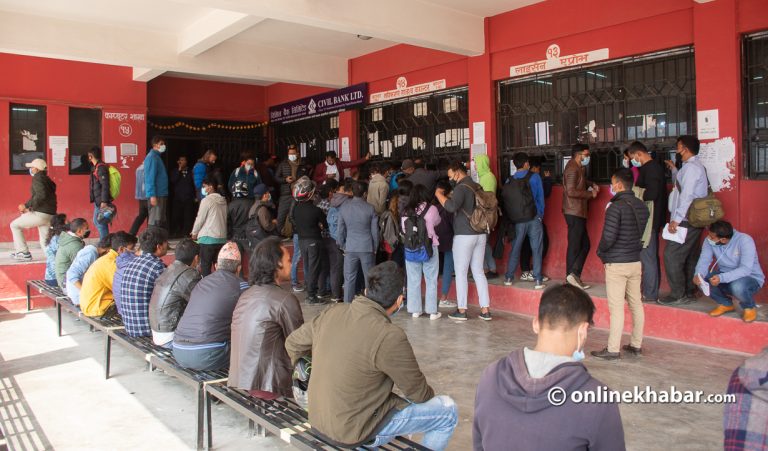 कर तिर्न घण्टौं लाइनमा बस्नुपर्छ सवारीधनी