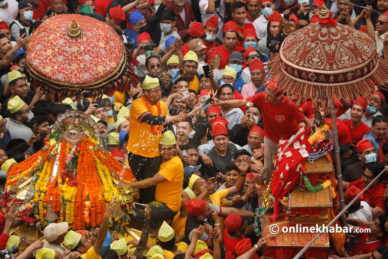 तस्वीरमा असनको खट जुधाउने जात्रा