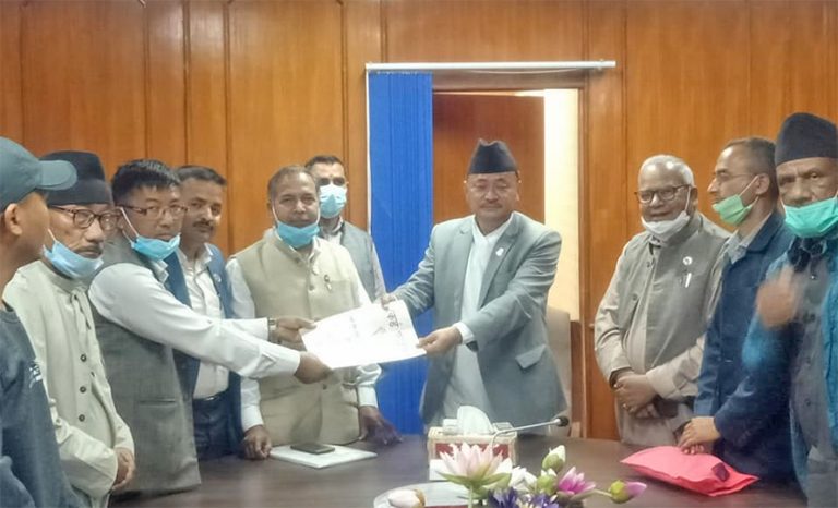ठोरीमा रोकिएको हुलाकी सडक निर्माण तत्कालै सुरु हुन्छ : मन्त्री नेम्वाङ