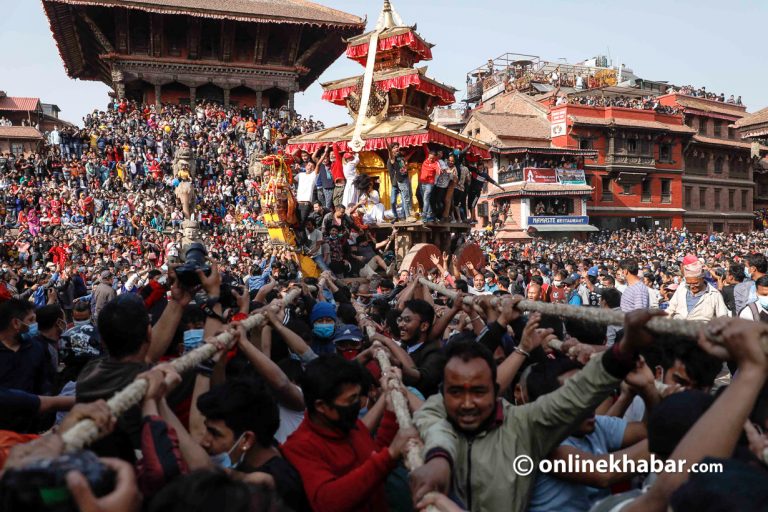 महालक्ष्मीमा लिङ्गो उठाएसँगै बिस्काः जात्रा शुरु, मध्यपुरथिमिमा चार दिन बिदा