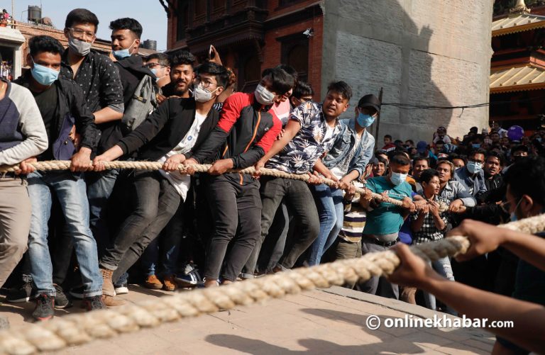 बिस्केट जात्राको रथ तान्दा १९ घाइते, मध्यराति ढुङ्गा हानाहान