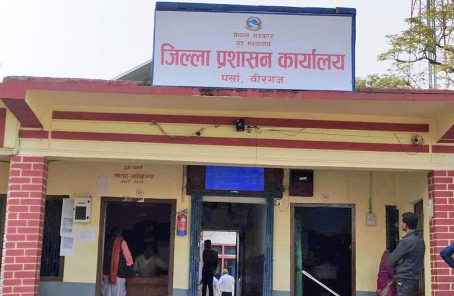 सेवाग्राहीलाई मर्का परेको भन्दै पर्सा प्रशासन गेटका सटर खाली गर्न सूचना