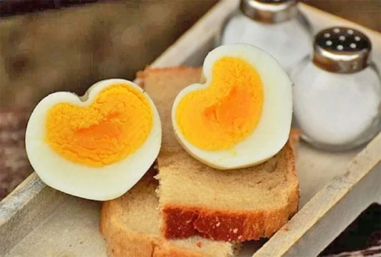अनौठो नियम : कोरोनाको सुई लगाउनेलाई अण्डा उपहार