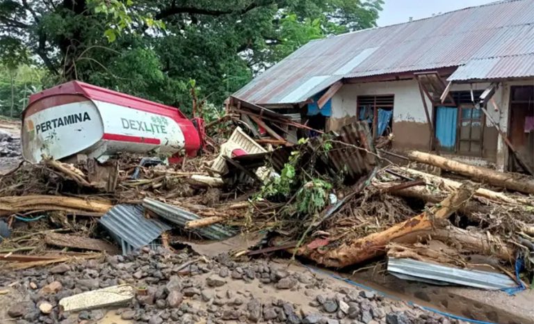 इन्डोनेसियामा बाढी र पहिरोमा परी ४४ को मृत्यु