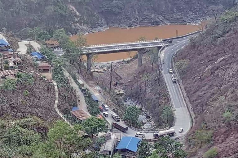 जलबिरेमा पहिरो जाँदा मुग्लिन-नारायणगढ सडकखण्ड अवरुद्ध