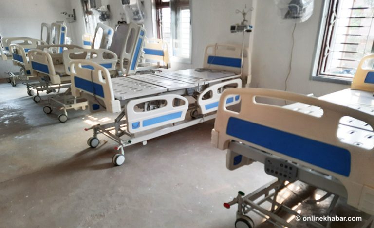 कोरोना संक्रमितको उपचार गर्न बेड तयार पार्दै जनकपुर प्रादेशिक अस्पताल